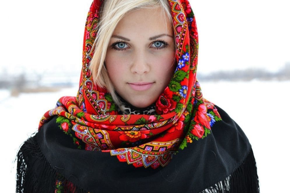 Как носить русский народный платок красиво?